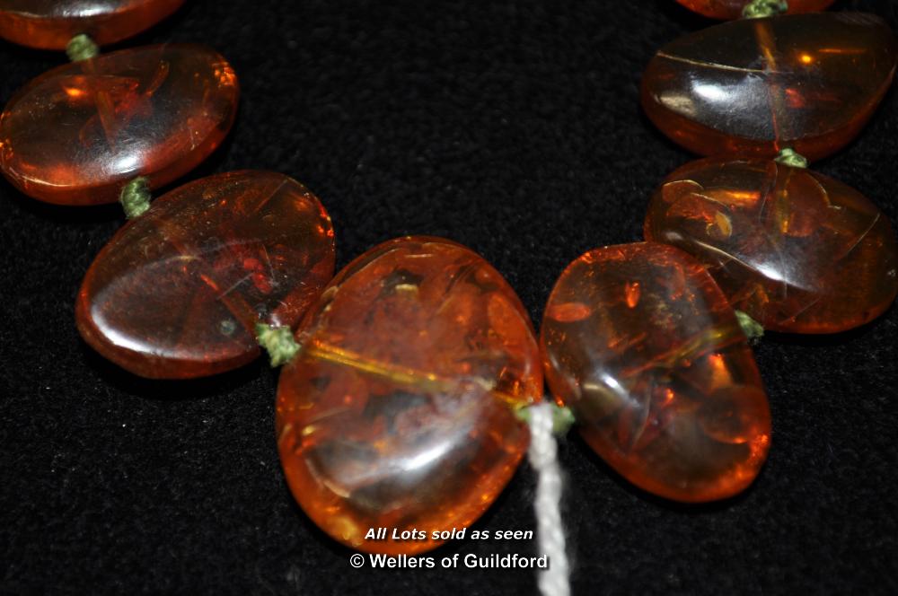 An amber necklace of flat beads, 25g, approx 43cm - Image 3 of 6