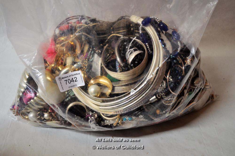 A quantity of costume jewellery in sealed bag