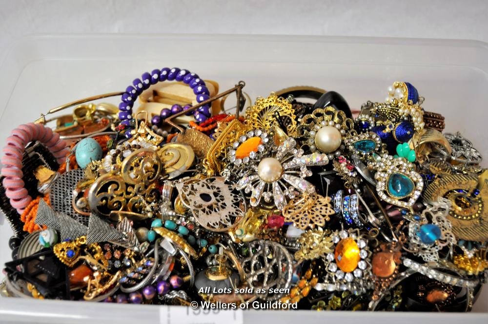 A quantity of costume jewellery - Image 2 of 2