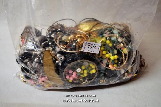 A quantity of costume jewellery in sealed bag - Image 2 of 2