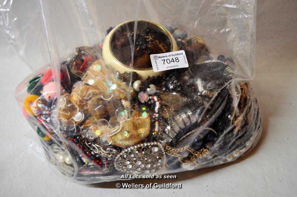 A quantity of costume jewellery in sealed bag - Image 2 of 2