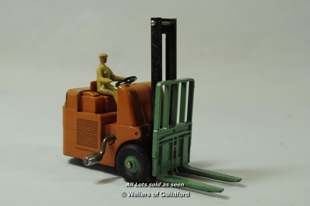 Dinky Toys: No. 14C Coventry Climax Fork Lift Truck; No. 561 Blaw Knox Bulldozer; Dinky Supertoy No. - Image 3 of 10