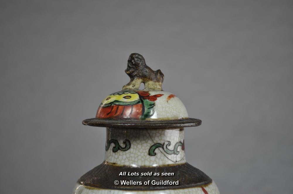 Chinese baluster vase and cover decorated with warriors, 26cm. - Image 3 of 6
