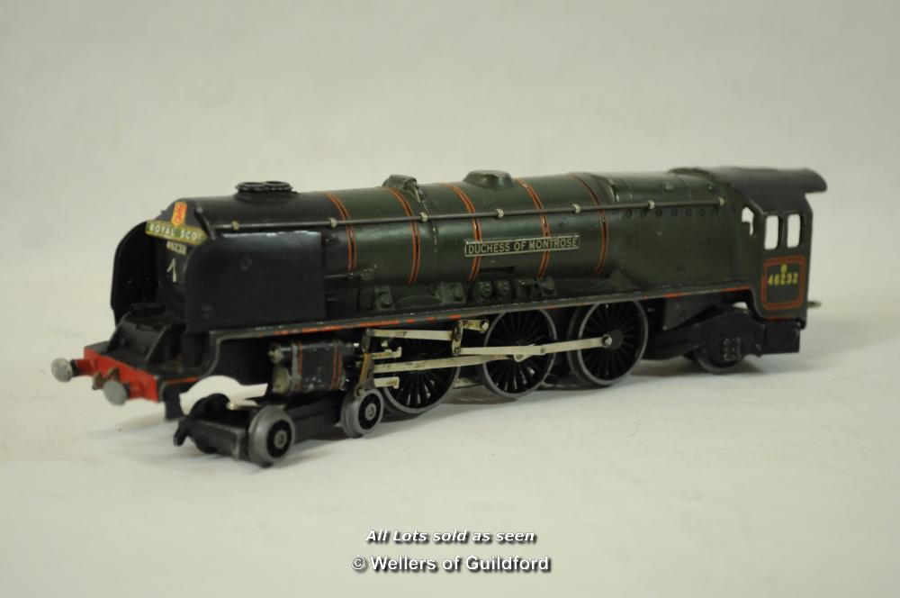 Hornby Dublo: T.P.O. Mail Van Set, 2 x D12 Corridor Coaches, Two Water Cranes, Low Sided Wagon D1, - Image 10 of 18