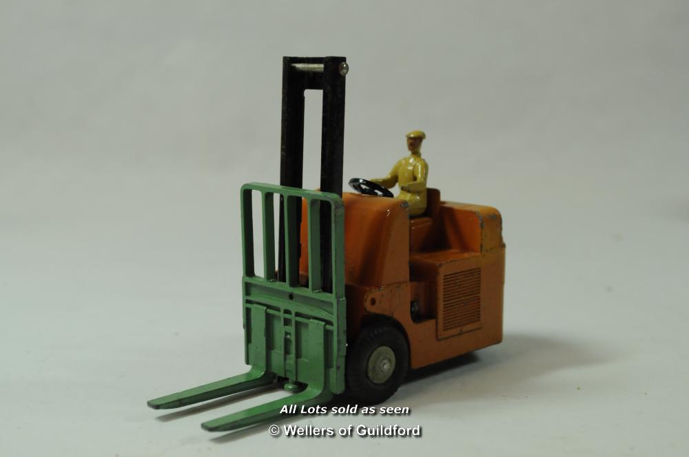 Dinky Toys: No. 14C Coventry Climax Fork Lift Truck; No. 561 Blaw Knox Bulldozer; Dinky Supertoy No. - Image 2 of 10