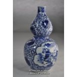 A Chinese blue and white double gourd vase, 20cm.