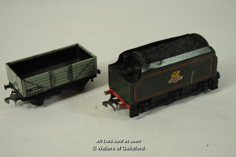 Hornby Dublo: T.P.O. Mail Van Set, 2 x D12 Corridor Coaches, Two Water Cranes, Low Sided Wagon D1, - Image 12 of 18