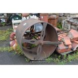 R.T. SMITH & CO. WHITCHURCH, SALOP - LARGE CAST IRON GARDEN ROLLER, 920MM DIAMETER