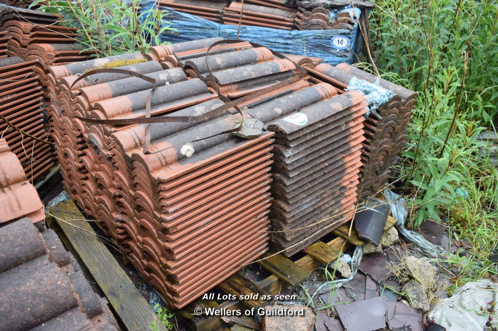 PALLET CONTAINING A LARGE QUANTITY OF DOUBLE PAN ROOF TILES