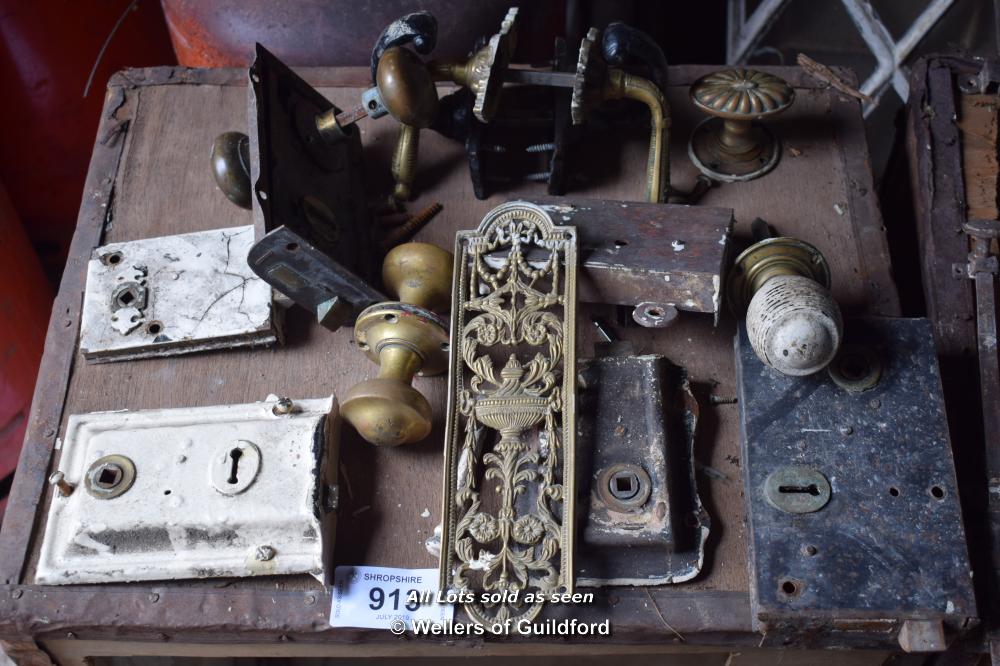 SMALL QUANTITY OF DOOR LOCKS AND HANDLES INCLUDING BRASS