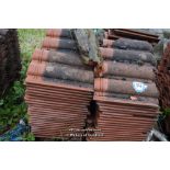 PALLET CONTAINING A LARGE QUANTITY OF DOUBLE PAN ROOF TILES