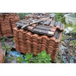 PALLET CONTAINING A LARGE QUANTITY OF DOUBLE PAN ROOF TILES