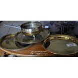 FOUR MIXED ITEMS OF BRASSWARE INCLUDING 1935 SILVER JUBILEE COMMEMORATIVE TRAY/PLATE