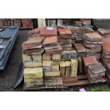 PALLET CONTAINING A QUANTITY OF MIXED QUARRY TILES AND BRICKS