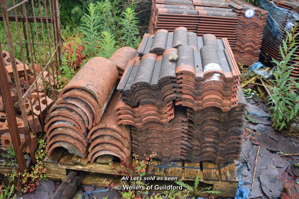 PALLET CONTAINING A LARGE QUANTITY OF DOUBLE PAN ROOF TILES