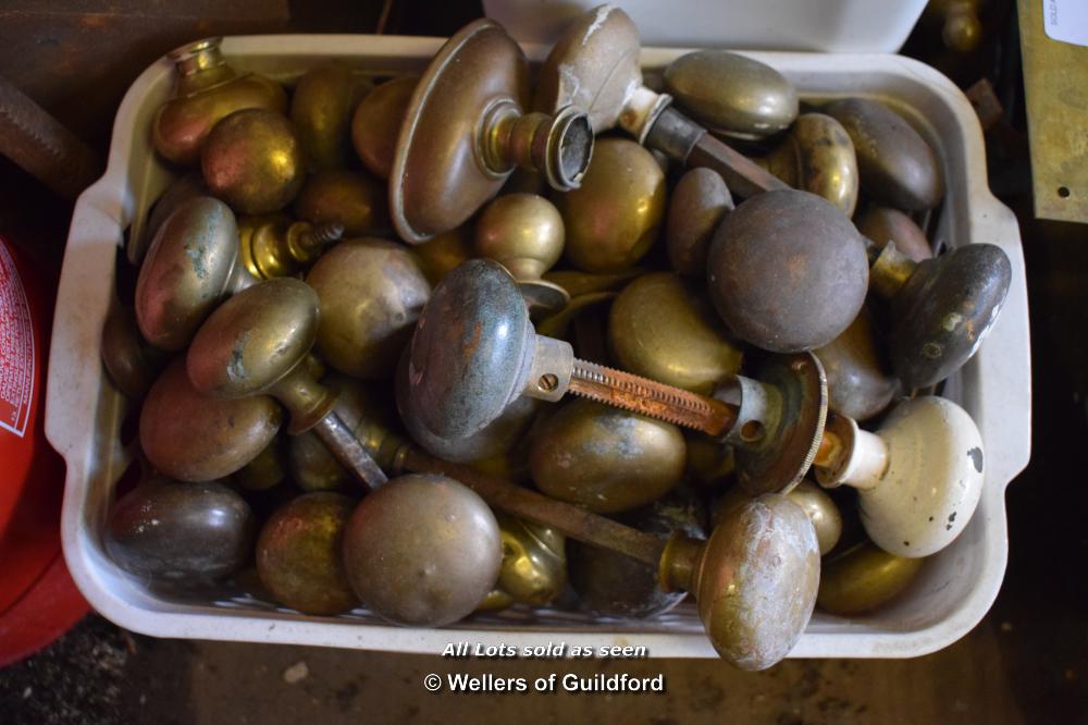 PLASTIC CRATE CONTAINING MAINLY BRASS DOOR KNOBS