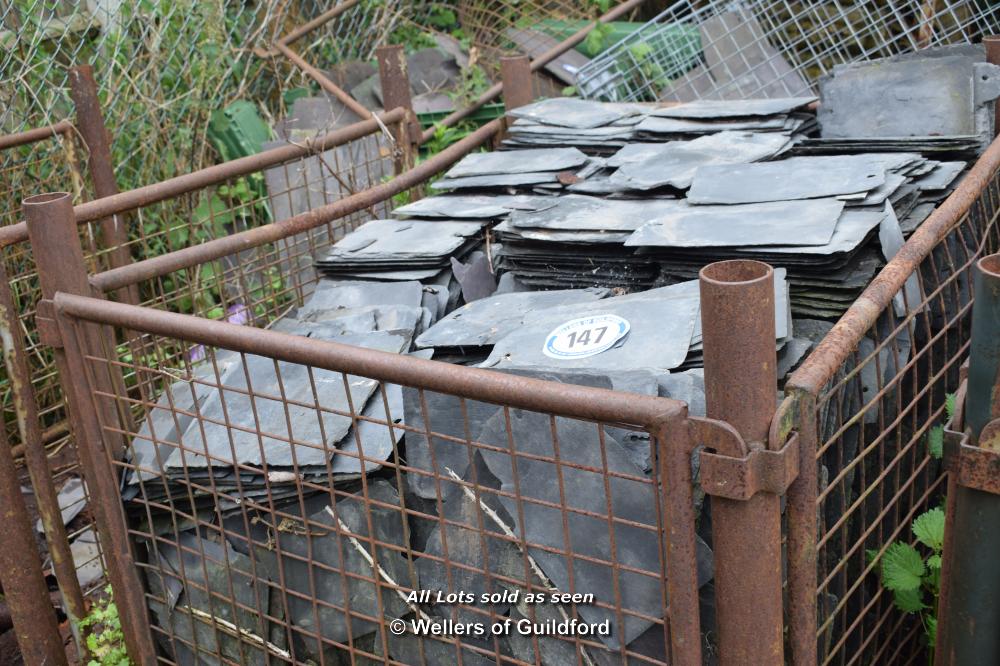 METAL STILLAGE CONTAINING SLATE