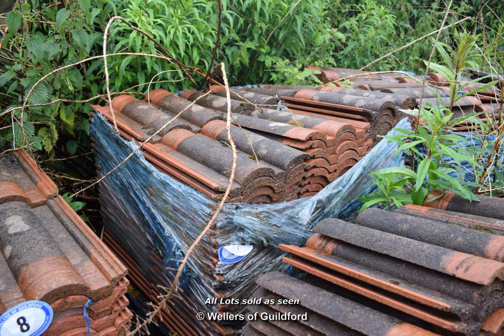 PALLET CONTAINING A LARGE QUANTITY OF DOUBLE PAN ROOF TILES