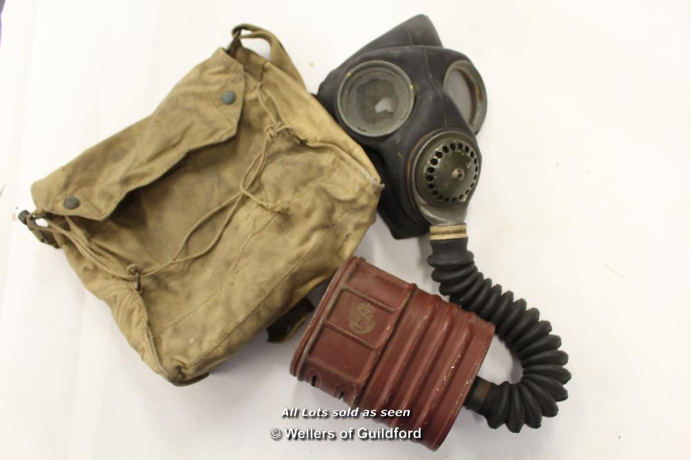 *WW2 BRITISH MASK 1942 GREAT CONDITION WITH HAVERSACK [LQD79](LOT SUBJECT TO VAT)