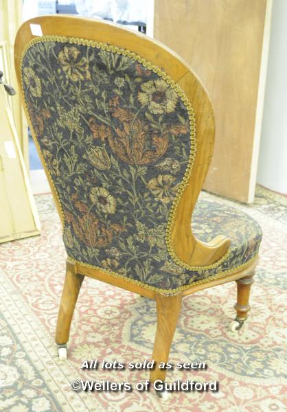 A Victorian walnut spoonback nursing chair on turned front legs. - Image 2 of 4