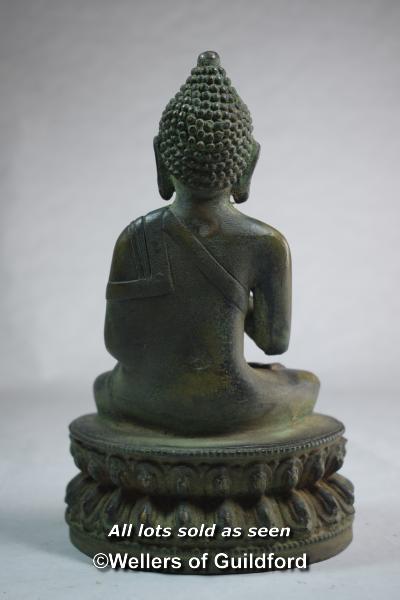 A Chinese bronzed figure of seated buddha, 21cm. - Image 2 of 2