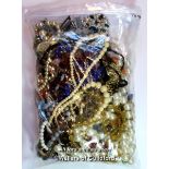 Bag of costume jewellery, gross weight 1.11 kilograms