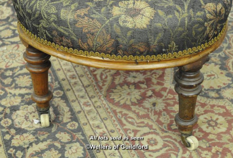 A Victorian walnut spoonback nursing chair on turned front legs. - Image 3 of 4