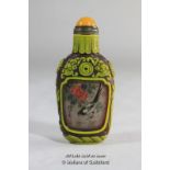 A Chinese carved snuff bottle decorated with a magpie.