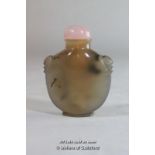A Chinese agate snuff bottle.