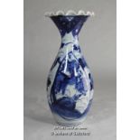 A Chinese blue and white vase with wavy rim, 22cm.