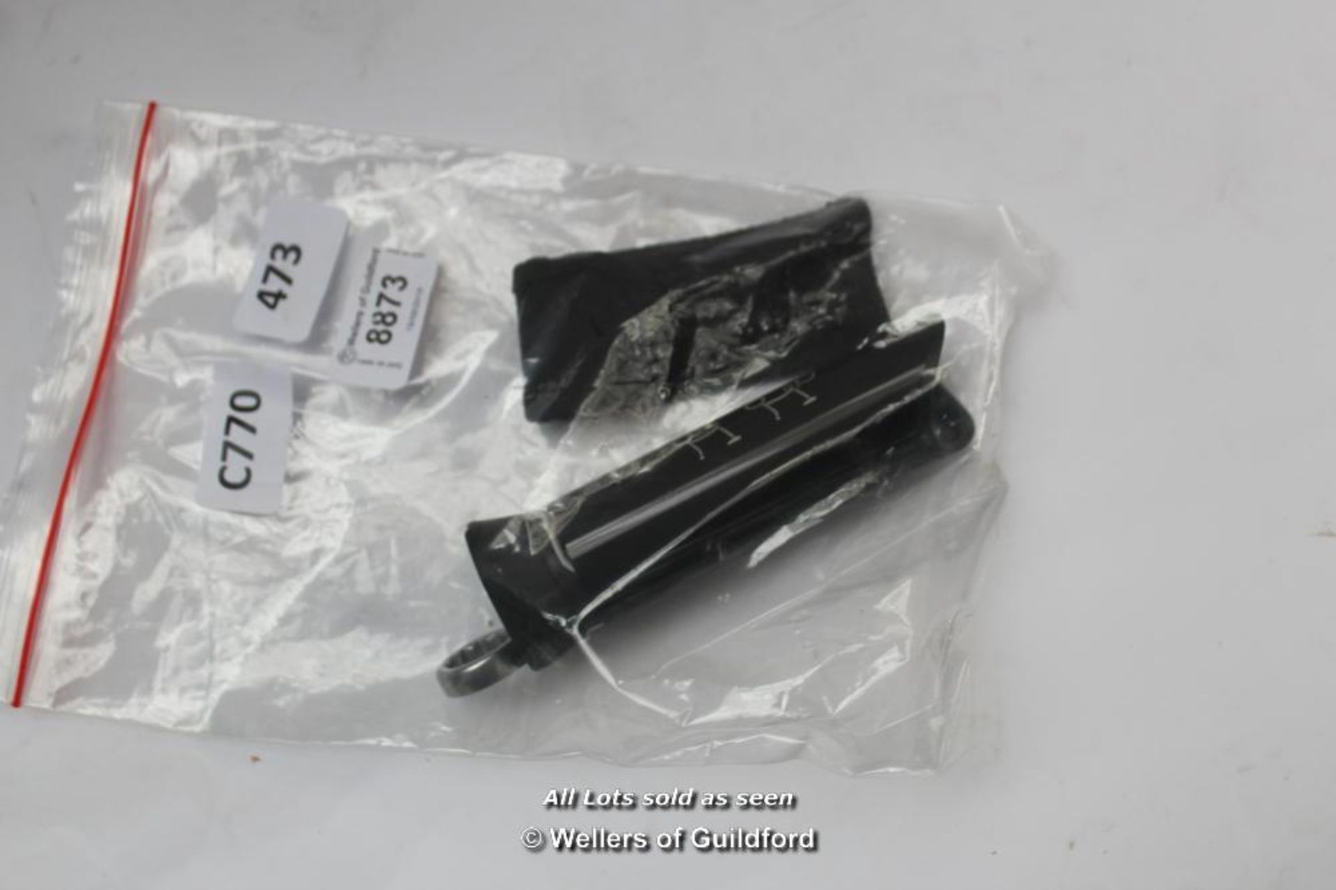 *BAG OF X2 MULTI USE TOOLS [473-19/08]