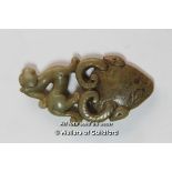 A Chinese hardstone pendant carved with dog of foe, 7cm.