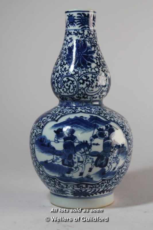 A Chinese blue and white double gourd vase, 20cm - Image 2 of 4