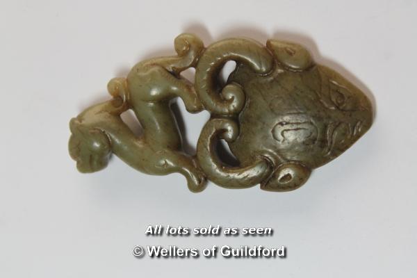 A Chinese hardstone pendant carved with dog of foe, 7cm. - Image 2 of 2