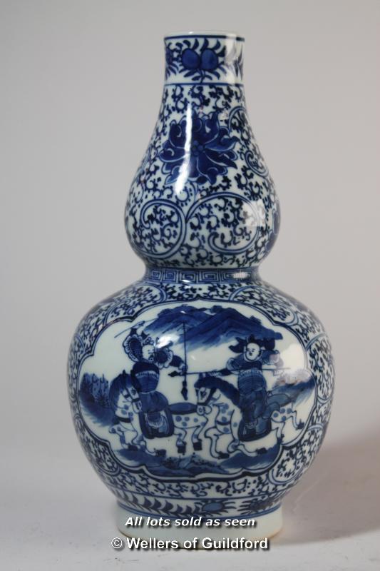 A Chinese blue and white double gourd vase, 20cm