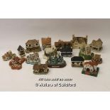 A quantity of miniature model cottages and other buildings including Lilliput Lane, David Winter,