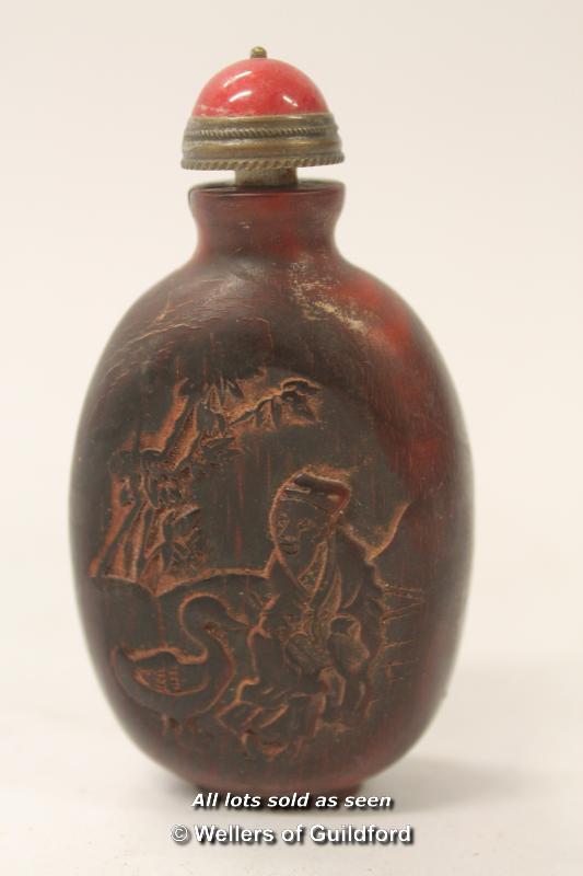 A Chinese horn snuff bottle. - Image 2 of 2