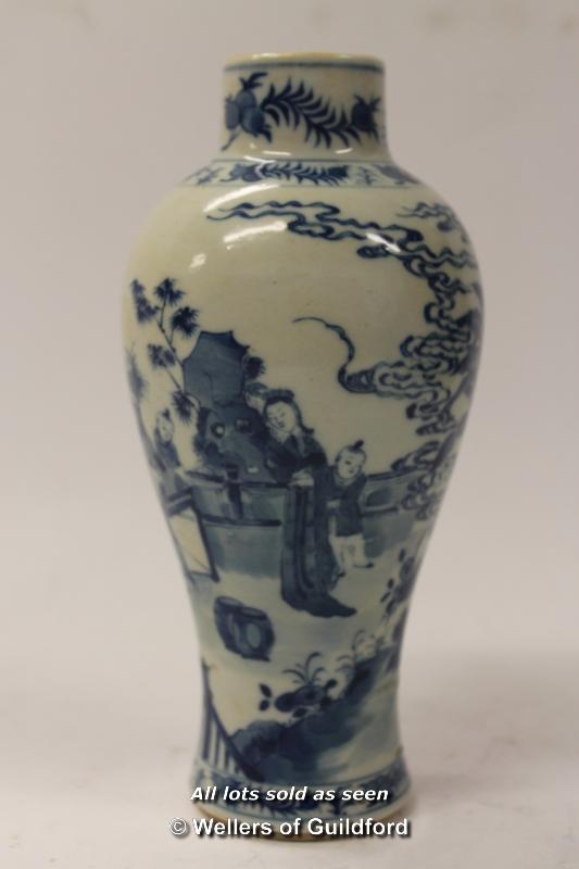 A Chinese blue and white baluster vase, 19cm.