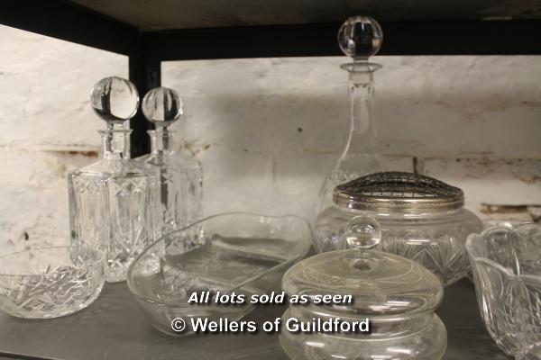 A quantity of glass ware including a pair of hexagonal cut glass decanters, bubble glass vase with - Image 4 of 4