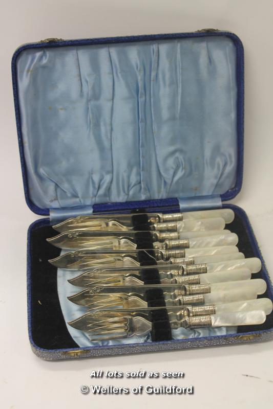 *Vintage cased mother of pearl fish eater set (Lot subject to VAT) (LQD98)