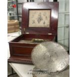 Regina (American) mahogany cased table top polyphon,serial number 33093, 31 51.5 56.5cm, with 26