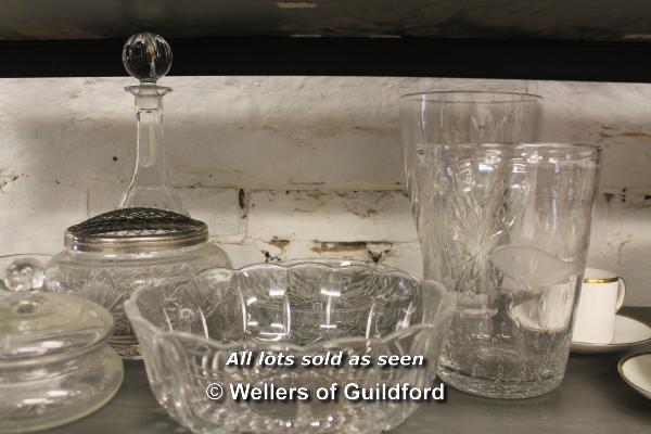 A quantity of glass ware including a pair of hexagonal cut glass decanters, bubble glass vase with - Image 3 of 4