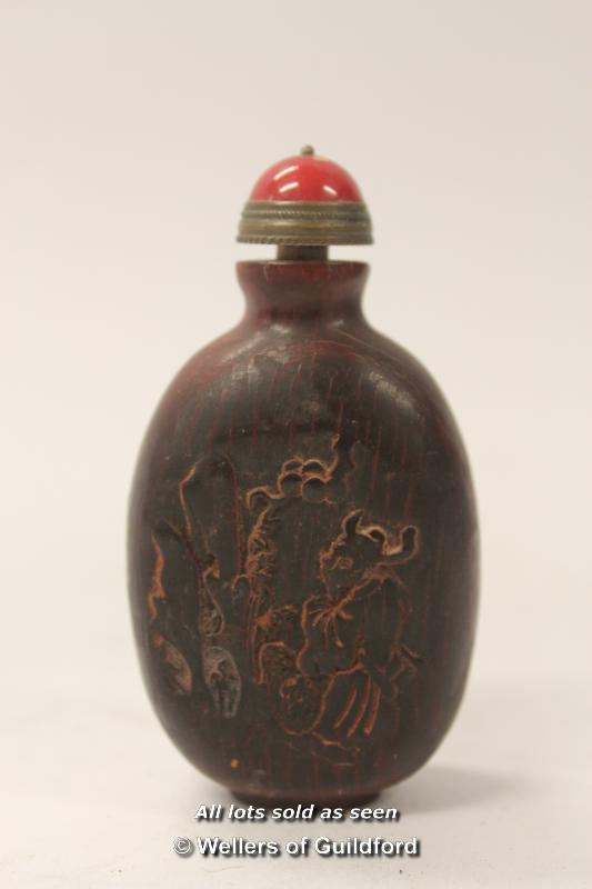 A Chinese horn snuff bottle.