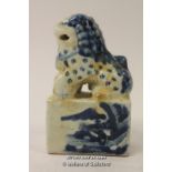 A Chinese blue and white porcelain dog of Fo paperweight/seal, 10cm.