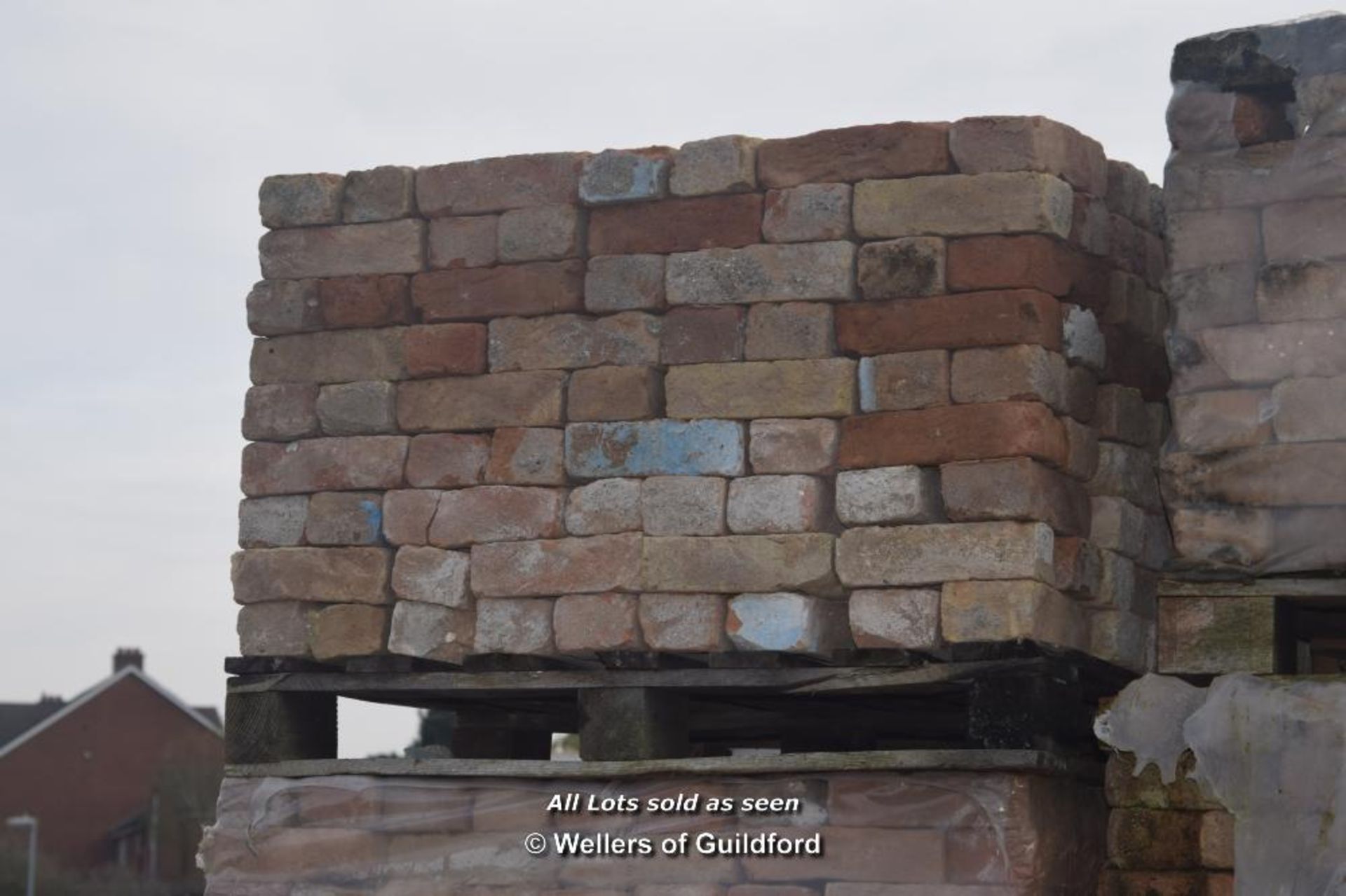 *PALLET OF APPROX FOUR HUNDRED AND TWENTY RED HAND MADE BRICKS APPROX SIZE 215MM X 60/65MM