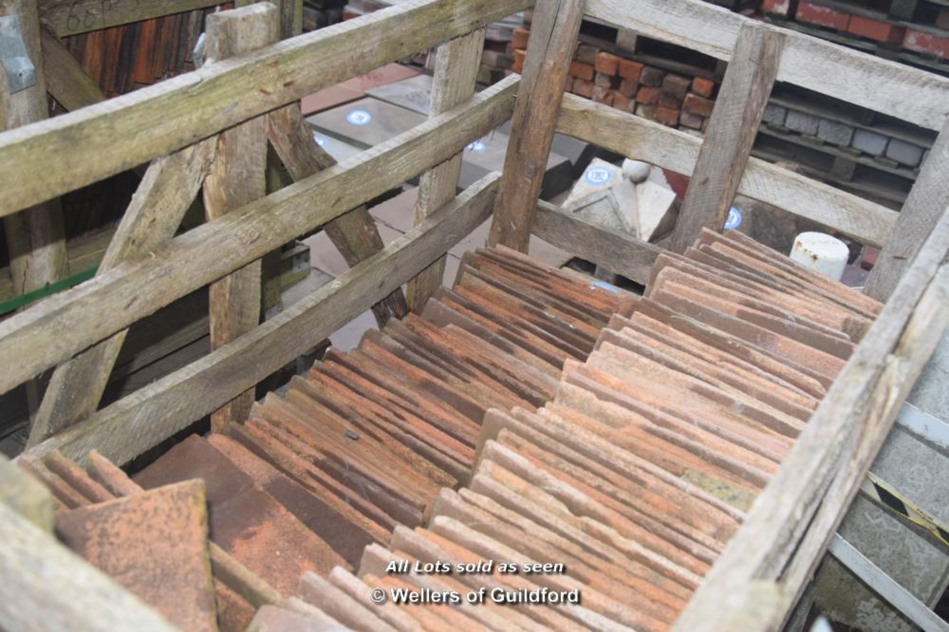 *CRATE CONTAINING MACHINE MADE SINGLE ROOF TILES