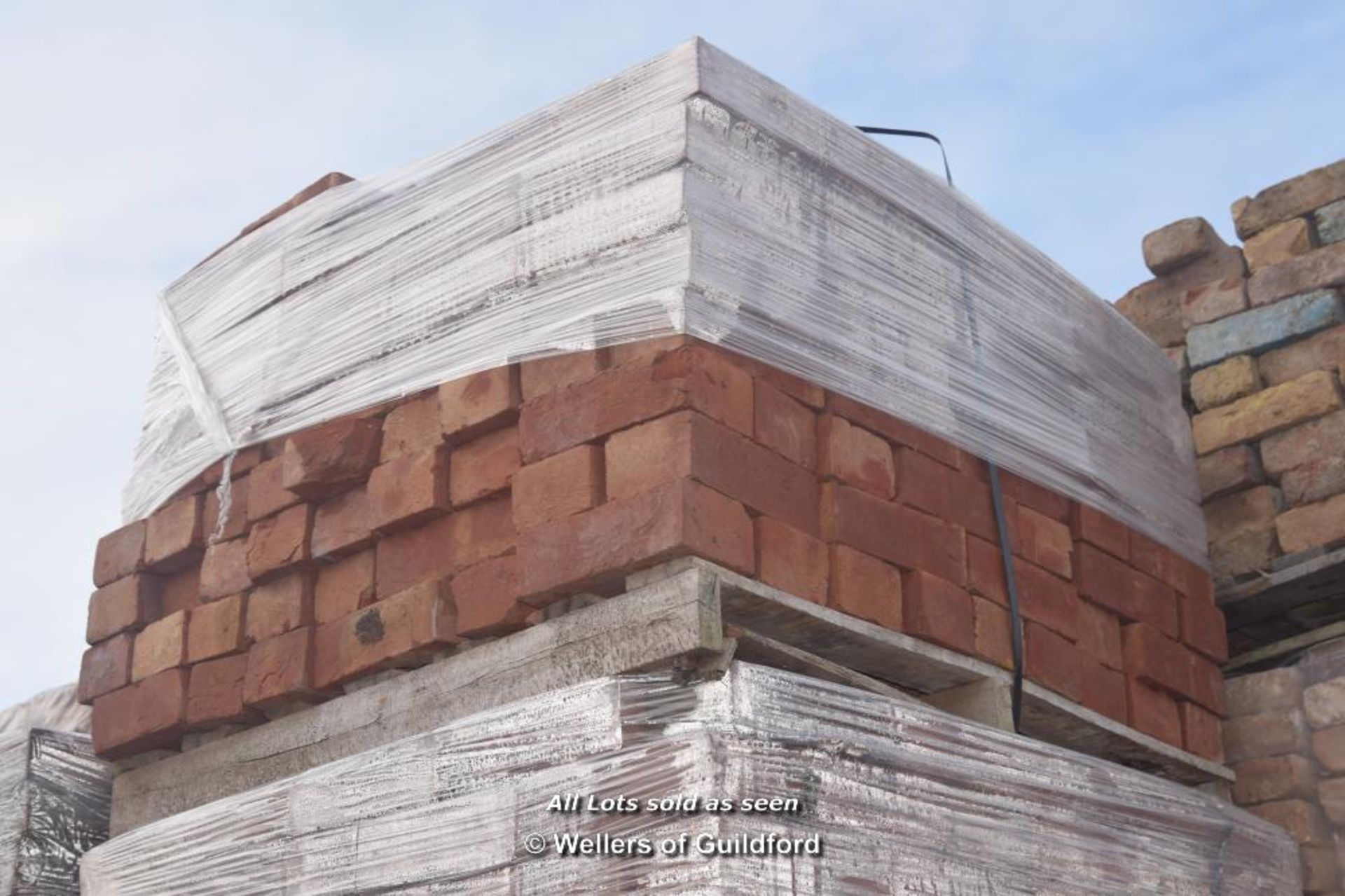 *PALLET OF APPROX FOUR HUNDRED RED STOCK BRICKS, 9" X 2 3/4"