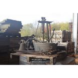*PALLET OF MIXED DECORATIVE ITEMS INCLUDING A CAST IRON WATER PUMP, A FREESTANDING VICE, A