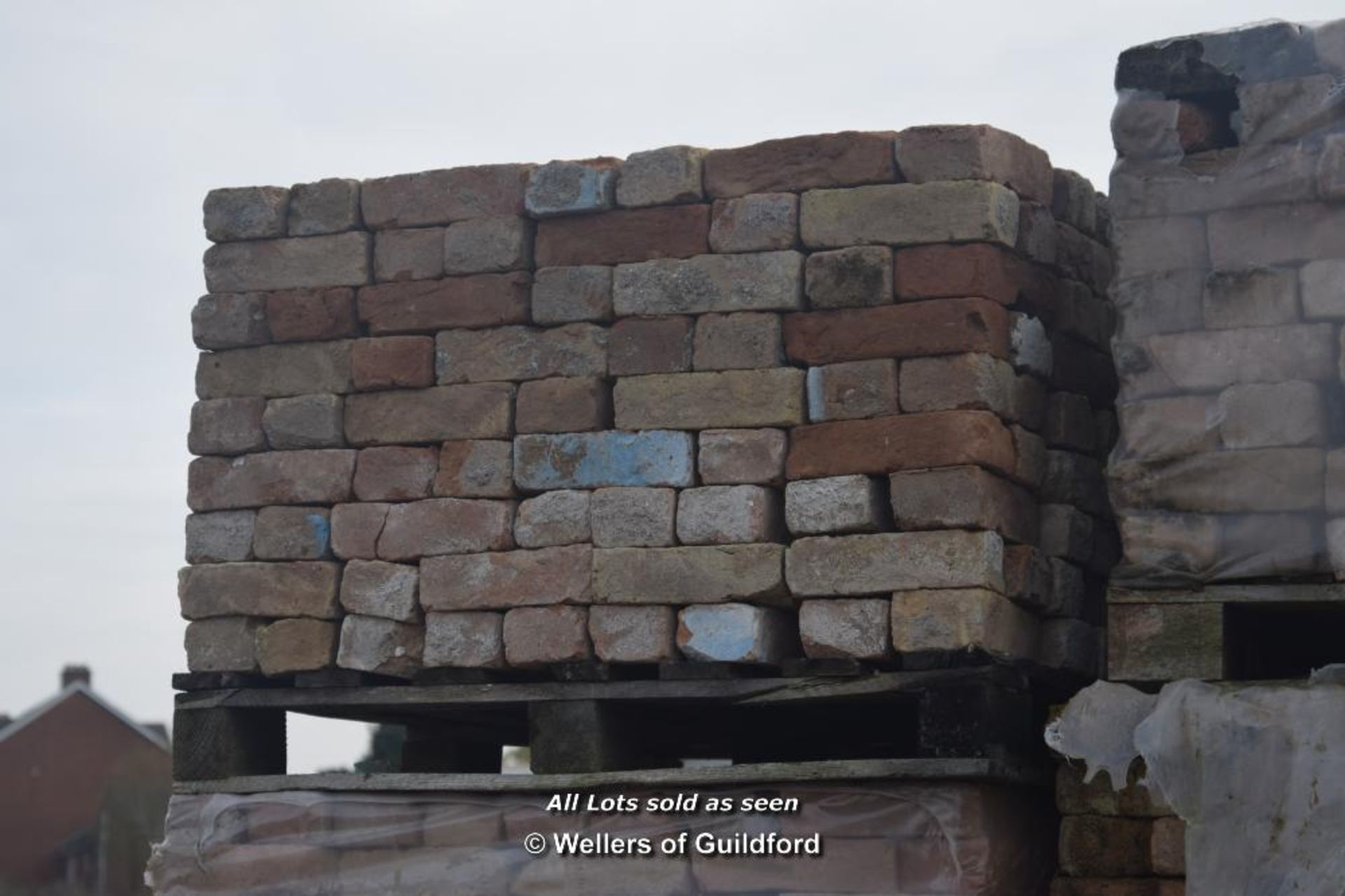 *PALLET OF APPROX FOUR HUNDRED AND TWENTY RED HAND MADE BRICKS APPROX SIZE 215MM X 60/65MM