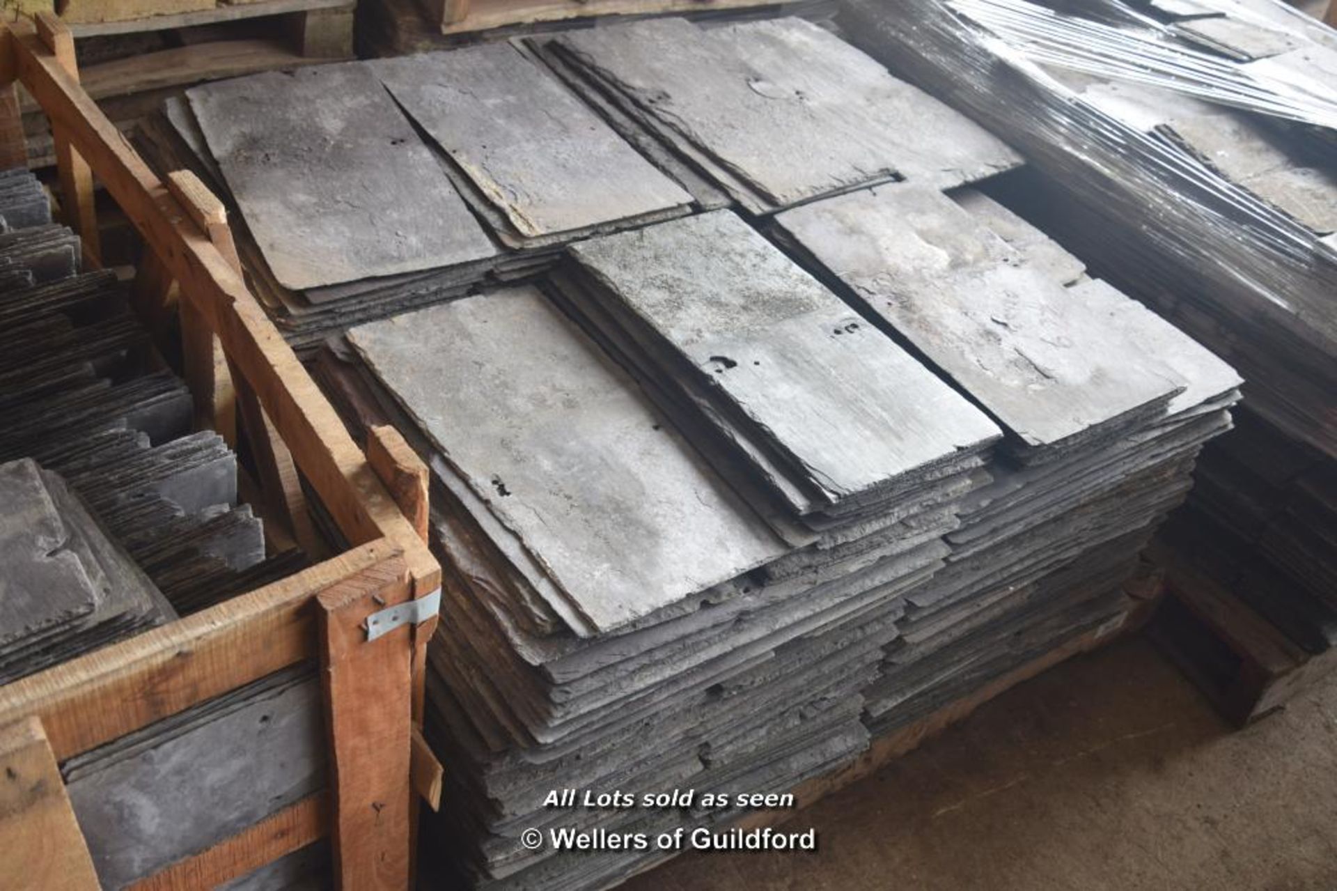 *PALLET OF APPROX SIX HUNDRED AND TWENTY ROOFING SLATES, APPROX SIZE 20 X 10"